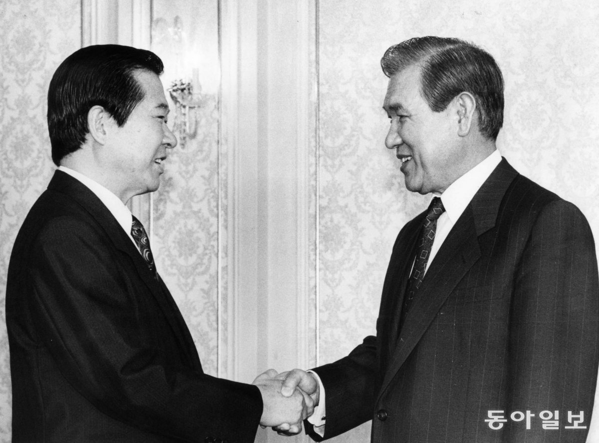 노태우 대통령(오른쪽)과 김대중 신민당 총재가 1991년 7월 16일 청와대에서 영수 회담을 가졌다. 이 자리에서 노 대통령은 김 총재의 요구로 새만금 사업에 200억 원의 추경예산 배정을 결정하고, 그해 11월 28일 착공식을  진행했다.   동아일보  DB