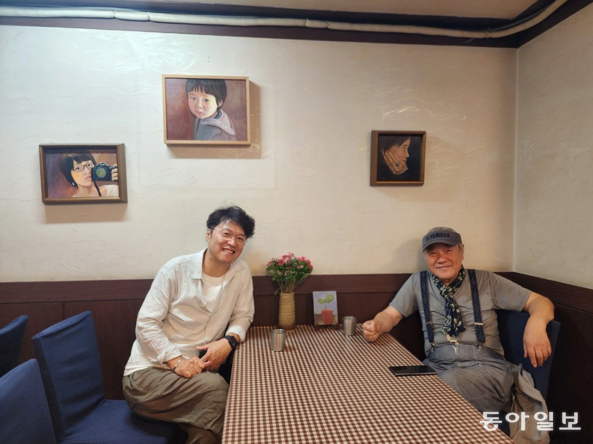 서울 인사동에서 만난 한국 에로 영화의 대표 감독 이장호(오른쪽)-봉만대 브로맨스. 각자의 에로티시즘에 꽃힌 것이 인연이 돼 평생 친구가 됐다. 유재영 기자 elegant@donga.com
