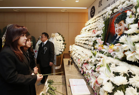 지난 4월 11일 오전 서울 동작구 중앙대학교병원 장례식장에서 엄수된 고(故) 현미의 영결식에서 조카인 노사연, 노사봉 자매가 헌화를 하며 고인과 인사를 나누고 있다. ⓒ News1