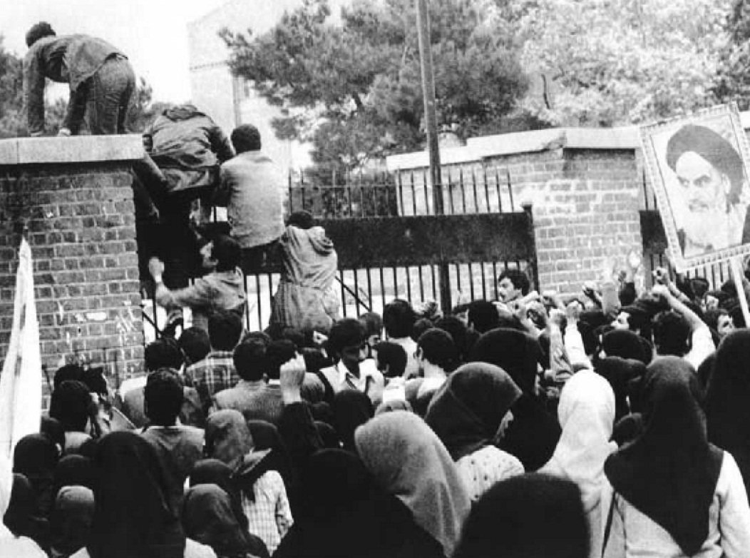 1979년 11월 혁명 세력을 지지하던 반미 성향 이란 시위대가 테헤란의 주이란 미국 대사관을 점거했다. 이로 인해 외교관을 포함한 52명의 미국인이 이란에 444일 간 억류됐다. 위키피디아