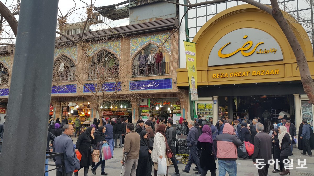 2016년 1월 이란 테헤란 중심가의 ‘레자시장’. 당시 이란은 서방과의 핵 합의가 타결된 뒤 경제제재가 완화되는 것에 대한 기대감이 넘쳤다. 동아일보 DB