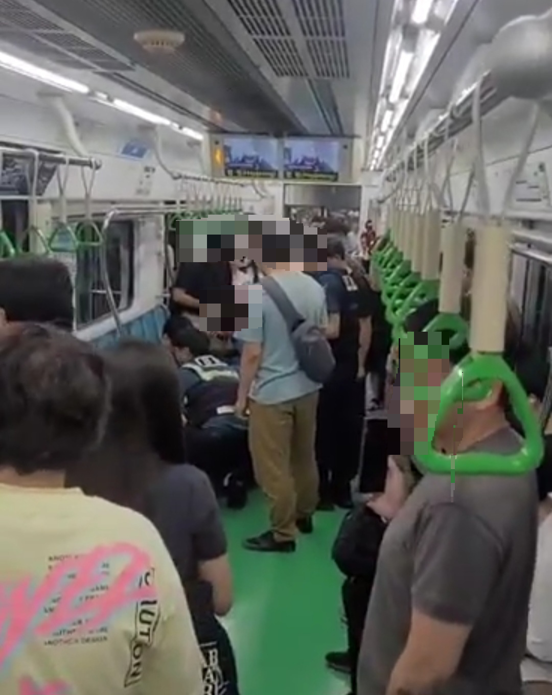 19일 오후 서울 지하철 2호선 열차 안에서 20대 남성 2명에게 흉기를 휘둘러 다치게 한 50대 남성이 경찰에 체포되고 있다.  인터넷 화면 캡처