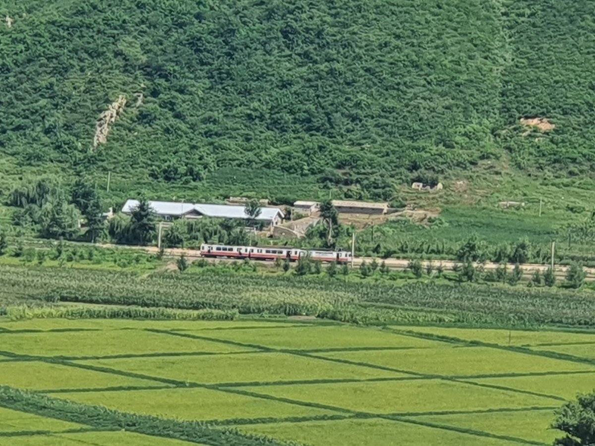 과거 박 씨가 근무했던 북한 철도. 사진에 보이는 열차는 기관차만 두 대가 달린 특별열차로 보인다.