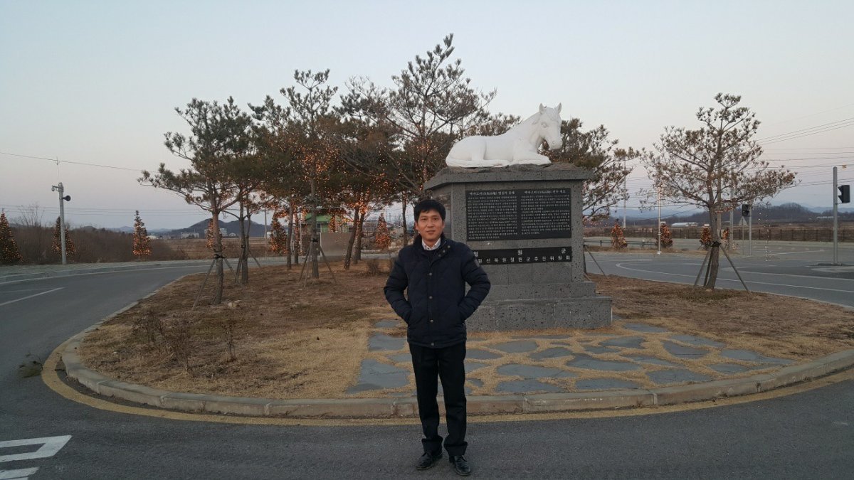 철도공사 시절 철원 백마고지 전적지를 찾은 박 씨. 아버지가 목숨 바쳐 싸운 추억을 찾아 나섰다.