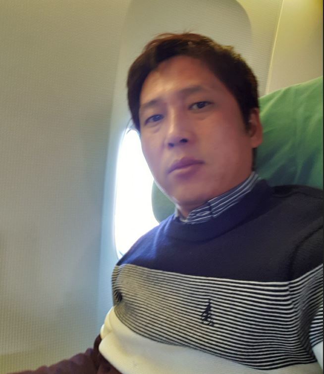 비행기에 앉은 박 씨. 한국으로 오는 비행기를 타기는 그렇게 어려웠지만, 지금은 사업 때문에 지겨울 정도로 비행기를 타고 다닌다.