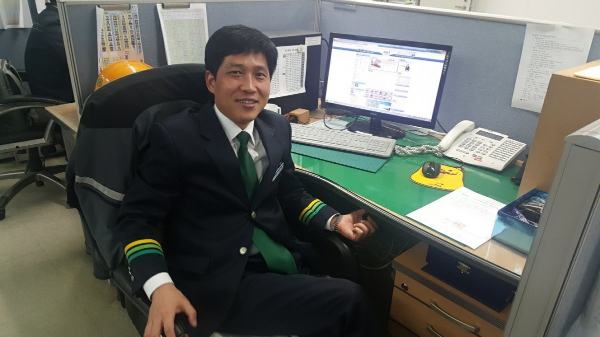 철도공사 재직 시절인 2012년 유니폼을 입고 책상에 앉아있는 박 씨.