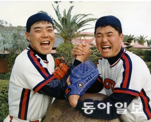 1992년 롯데 자이언츠의 마지막 한국시리즈 우승을 이끌었던 ‘고독한 황태자’ 윤학길(오른쪽)과 ‘슈퍼 베이비’ 박동희가 스프링캠프에서 손을 맞잡고 있다. 롯데는 이후 한 번도 우승을 추가하지 못하고 있다.   동아일보 DB