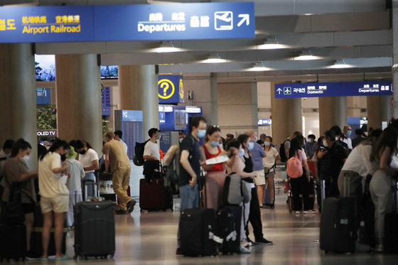 인천국제공항 제1여객터미널 입국장에 해외에서 입국한 외국인과 내국인들로 붐비고 있다.2022.7.24/뉴스1