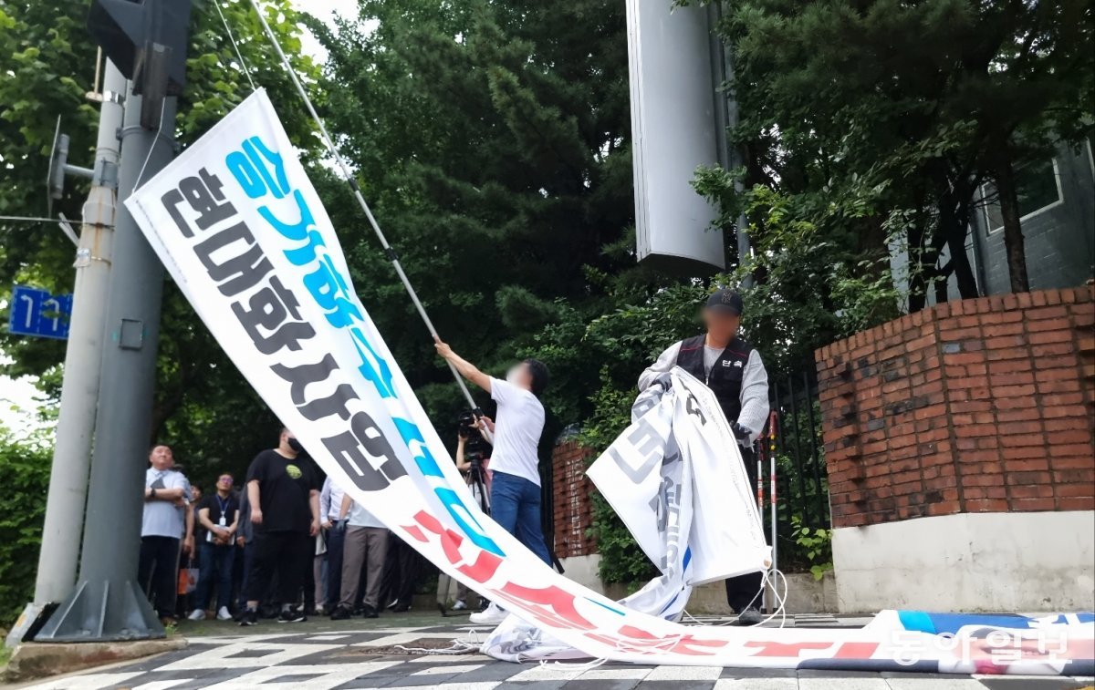 지난달 12일 오전 인천 연수구청 직원들이 연수구 소금밭 사거리에서 정당 현수막을 강제 철거하고 있다. 인천=공승배 기자 ksb@donga.com