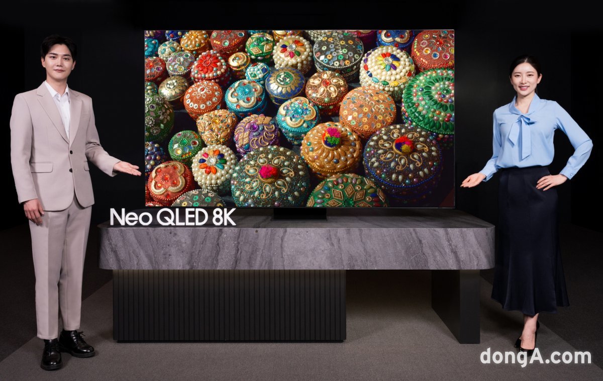 삼성전자 모델이 네오 QLED 8K 2023년형 신제품을 소개하고 있는 모습. 삼성전자 제공