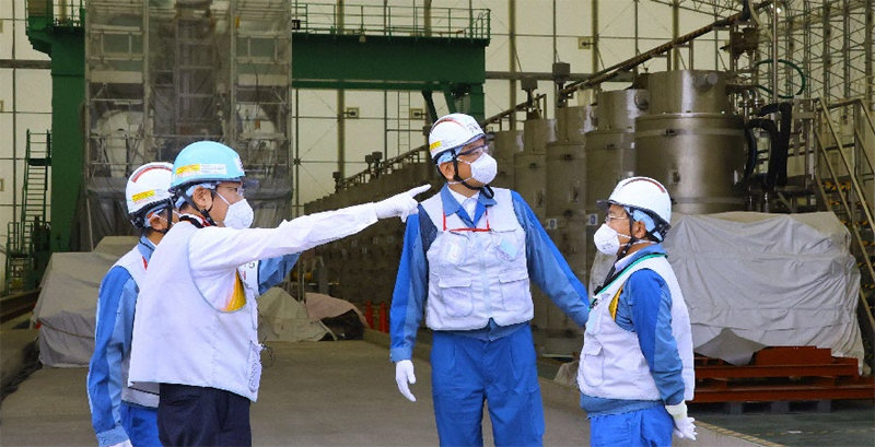 기시다 후미오 일본 총리(왼쪽)가 20일 후쿠시마 제1원전을 방문해 고바야시 요시미쓰 도쿄전력 회장(오른쪽), 고바야카와 도모아키
 도쿄전력 사장과 오염수 내 방사성 물질을 제거하는 시설인 다핵종제거설비(ALPS)를 시찰하고 있다. 기시다 총리는 이날 
“처리수(오염수의 일본식 표현)의 해양 방출은 결코 미룰 수 없는 과제”라고 말했다. 후쿠시마=AP 뉴시스