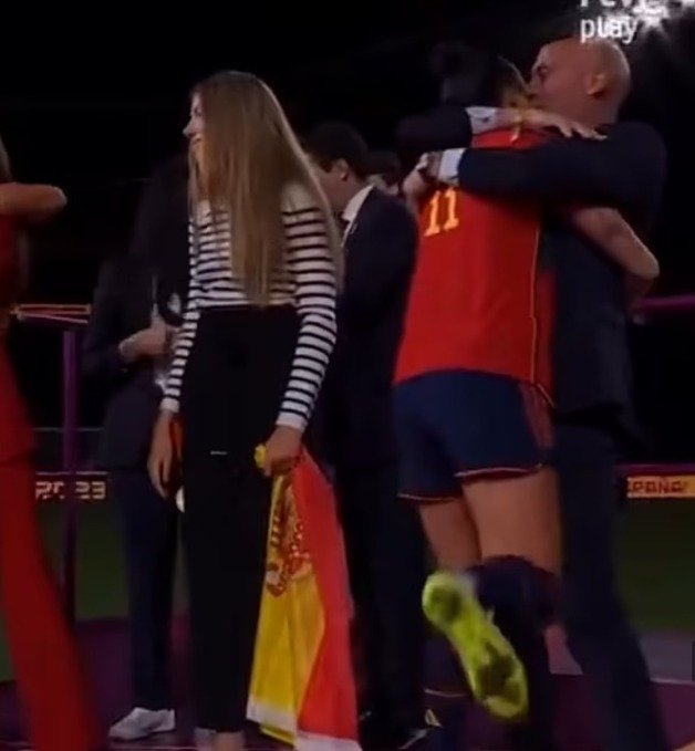 시상식 전 선수에게 키스하는 스페인축구협회 회장(rtve 영상 캡처)
