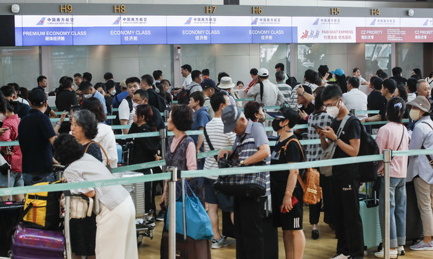 인천국제공항 제1여객터미널 출국장이 이용객들로 붐비고 있다. 2023.8.7. 뉴스1