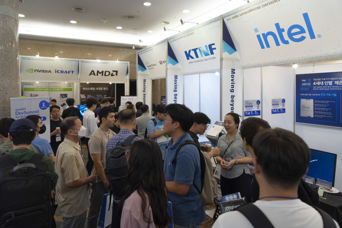 KSC 2023 부스에는 인텔, AMD 엔비디아를 비롯해 국내외 다양한 슈퍼컴퓨팅 관련 기업들이 참가했다 / 출처=IT동아