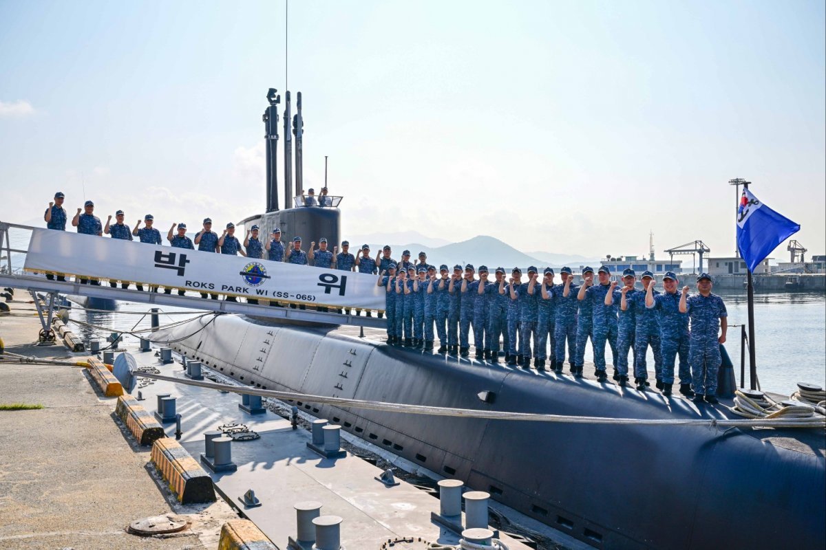 무사고 안전항해 30만 마일을 달성한 해군 장보고급 잠수함 박위함(1200t) 소속 장병들이 21일 경남 창원시 진해구 부대에 정박 중인 박위함 선체 위에서 기념 촬영을 하고 있다.   해군 제공