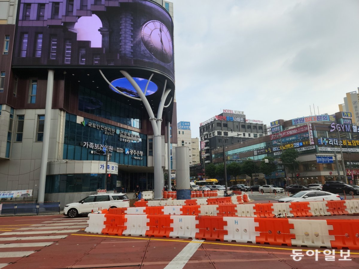 19일 광주 남구 봉선동 남구 청사 정문에 설치된 미디어월에서 다양한 영상이 송출되고 있다. 미디어월 주변에서는 광주 도시철도 2호선 건설과 ‘푸른길 브릿지’ 설치 작업이 한창이다. 이형주 기자 peneye09@donga.com