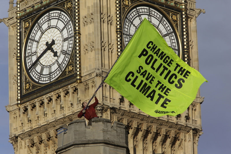 환경단체 그린피스 활동가가 영국 런던 랜드마크인 시계탑 빅벤에 올라 ‘기후를 살리려면 정치를 바꾸자’는 대형 깃발을 휘두르며 기회변화 대응 촉구 시위를 벌이고 있다. 이 사진은 그린피스 영국 지부가 10일 소셜미디어 X에 공개했다.