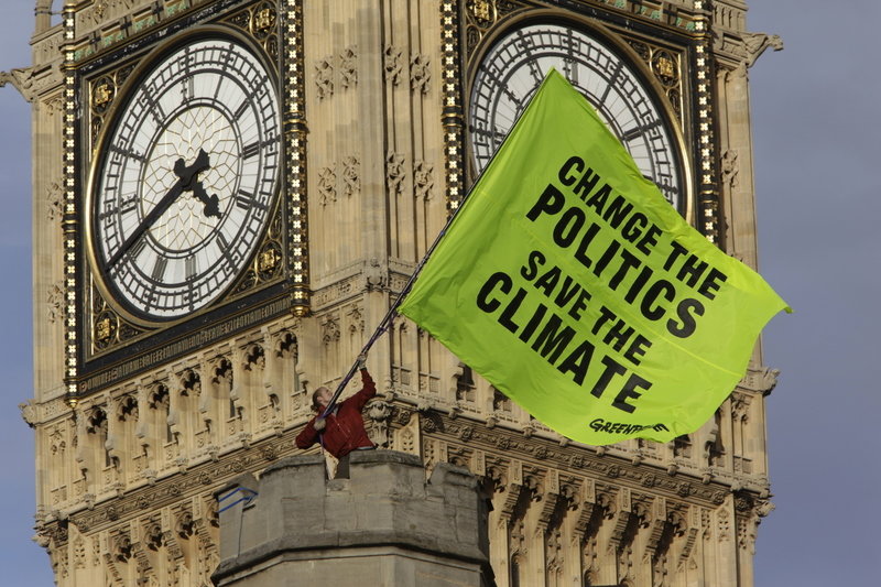 환경단체 그린피스 활동가가 영국 런던 랜드마크인 시계탑 빅벤에 올라 ‘기후를 살리려면 정치를 바꾸자’라고 쓰인 대형 깃발을 
휘두르며 기후변화 대응 촉구 시위를 벌이고 있다. 이 사진은 그린피스 영국 지부가 10일 소셜미디어 X(옛 트위터)에 공개했다. 
사진 출처 그린피스 영국 X