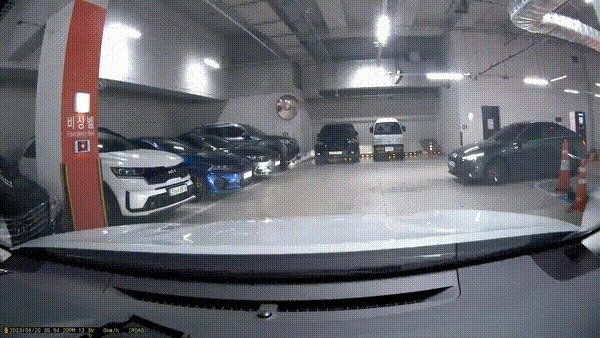 출차할 것처럼 후진해 번호판을 인식시킨 뒤 다시 진입하는 차량. (보배드림 갈무리)