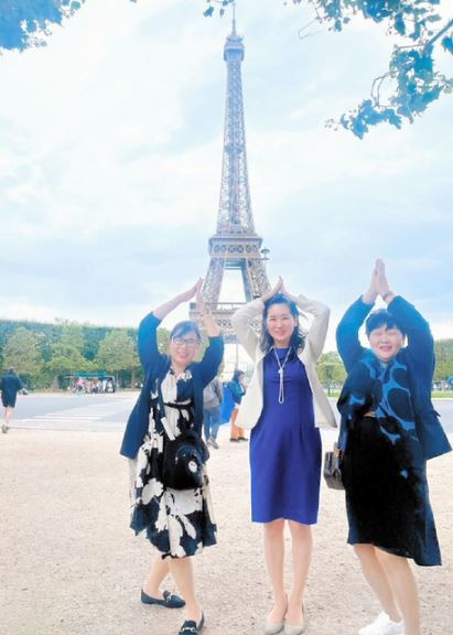 마쓰카와 루이 의원(가운데) 등이 7월 프랑스 파리 자민당 여성국 연수 중 에펠탑 앞에서 탑 모양의 포즈를 취하고 있다. 이 사진이 확산하면서 비판이 확산됐다.  출처=트위터