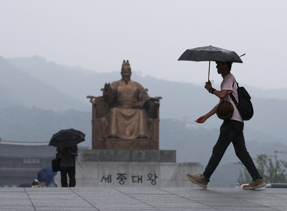 22일 서울 광화문광장에서 시민들이 우산을 쓴 채 발걸음을 옮기고 있다. 기상청은 이날 서쪽 지방을 시작으로 중부와 호남 지방에 비가 내리다가 내일은 전국으로 확대될 것으로 예보했다. 2023.8.22. 뉴스1