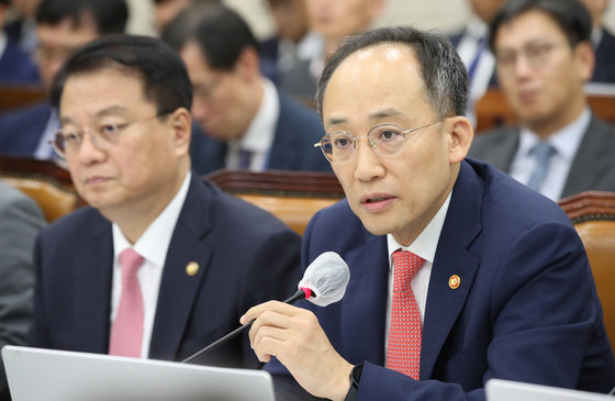 추경호 경제부총리 겸 기획재정부 장관이 22일 오전 서울 여의도 국회에서 열린 기획재정위원회 전체회의에서 의원들의 질의에 답하고 있다. / 뉴스1