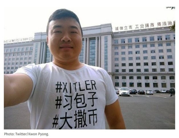 중국 인권활동가로 활동 중인 권평이 2016년 국가 주석인 시진핑을 풍자하는 티셔츠를 입고 자신의 SNS상에 올린 사진. 권평은 시진핑+히틀러를 의미하는 시틀라라는 글귀가 적힌 티셔츠를 입고 연길시 거리를 배회하다가 중국 당국에 체포됐다. (권평 트위터, HKFP 캡처) 2023.8.22