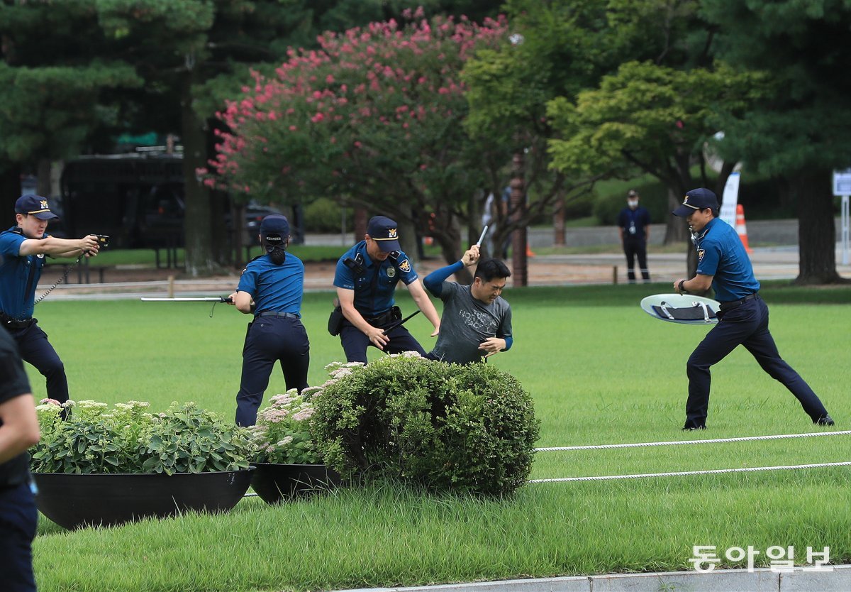 22일 국회 을지연습 테러 대응 종합훈련에서 테러 용의자가 국회 난입한 상황을 가정해 경찰이 진압하고 있다. 김재명 기자 base@donga.com