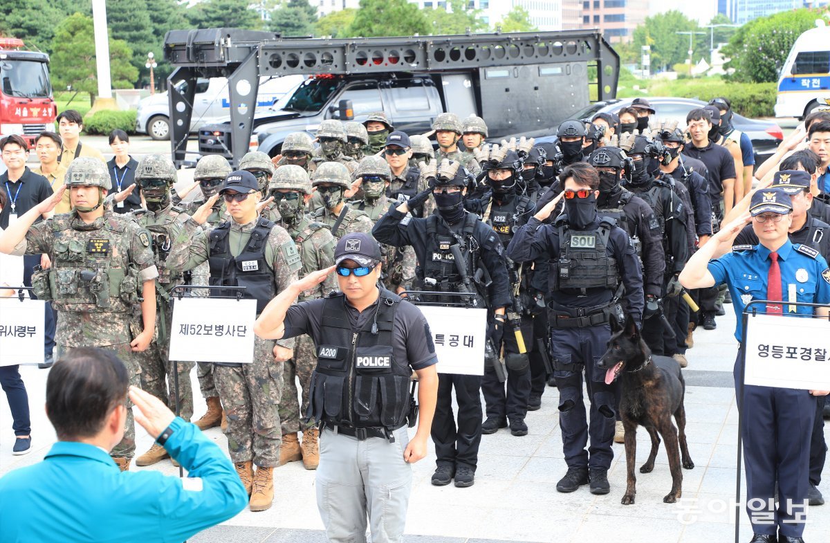 22일 김진표 국회의장이 국회 을지연습 종합훈련을 참관한 뒤 경례를 받고있다. 김재명 기자 base@donga.com