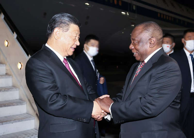 22∼24일 남아프리카공화국 요하네스버그에서 열리는 ‘브릭스 정상회의’에 참석하기 위해 22일 현지에 도착한 시진핑 중국 국가주석(왼쪽)이 시릴 라마포사 남아공 대통령의 영접을 받고 있다. 요하네스버그=신화 뉴시스