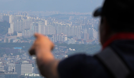 서울 중구 남산 전망대를 찾은 시민들이 도심 속 아파트 단지를 바라보고 있다. 2023.6.4/뉴스1 ⓒ News1