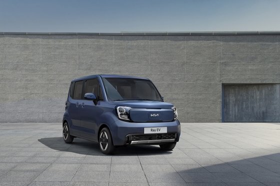 기아가 오는 24일부터 ‘더 뉴 기아 레이’의 전기차 모델 ‘더 기아 레이 EV’ 사전계약을 진행한다. 기아 제공