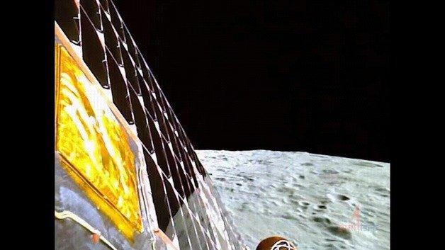 22일(현지시간) 인도우주연구기구(ISRO)가 무인 달 탐사선 ‘찬드라얀-3호’의 달 남극 착륙을 앞두고 찬드라얀 3호에서 촬영한 달 표면이 담긴 동영상을 공개했다. 2023.08.22. (ISRO X 갈무리)