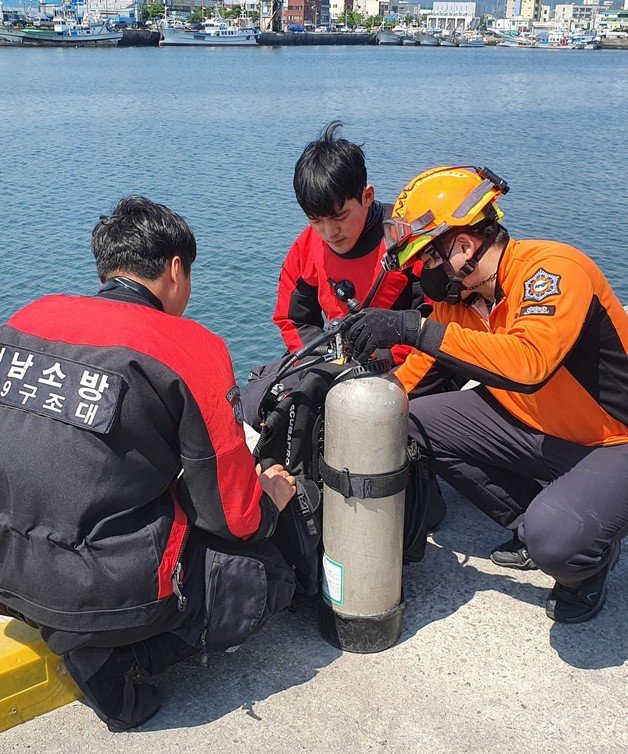 119구조대가 23일 오전 6시쯤 전남 목포 평화광장 인근 바다에 빠진 30대 남성을 구조한 뒤 장비를 점검하고 있다.(목포소방서 제공) 2023.8.23/뉴스1