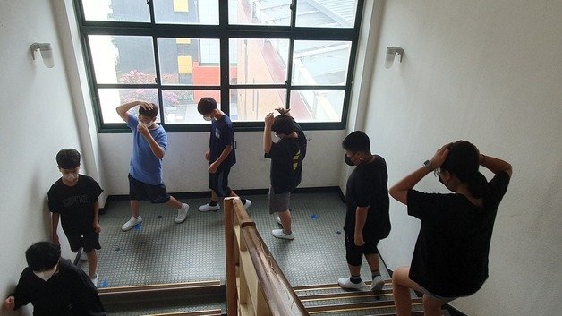 23일 오후 2시 대전 서구 갈마초 6학년 학생들이 민방위훈련에 참가해 강당으로 이동하고 있다. 2023.8.23 뉴스1