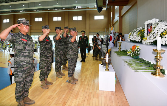 김계환 해병대사령관과 임성근 해병대 제1사단장 등이 지난달 20일 고 채모 상병 영전에 경례하고 있다. 2023.7.20. 뉴스1