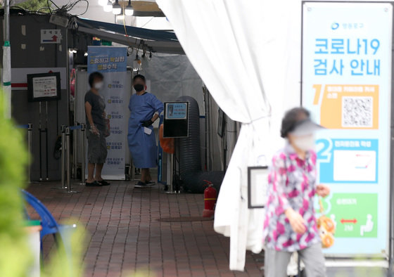 20일 오전 서울 영등포구 보건소에 마련된 코로나19 선별진료소를 찾은 시민들이 검사를 받기 위해 대기하고 있다. 2023.8.20. 뉴스1