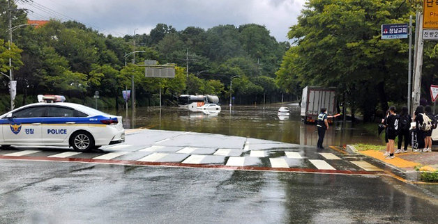 기습적인 폭우가 내린 23일 충북 청주시 서원구 한 도로가 침수돼 교통 통제가 이뤄지고 있다.(독자 제공).2023.8.23./뉴스1