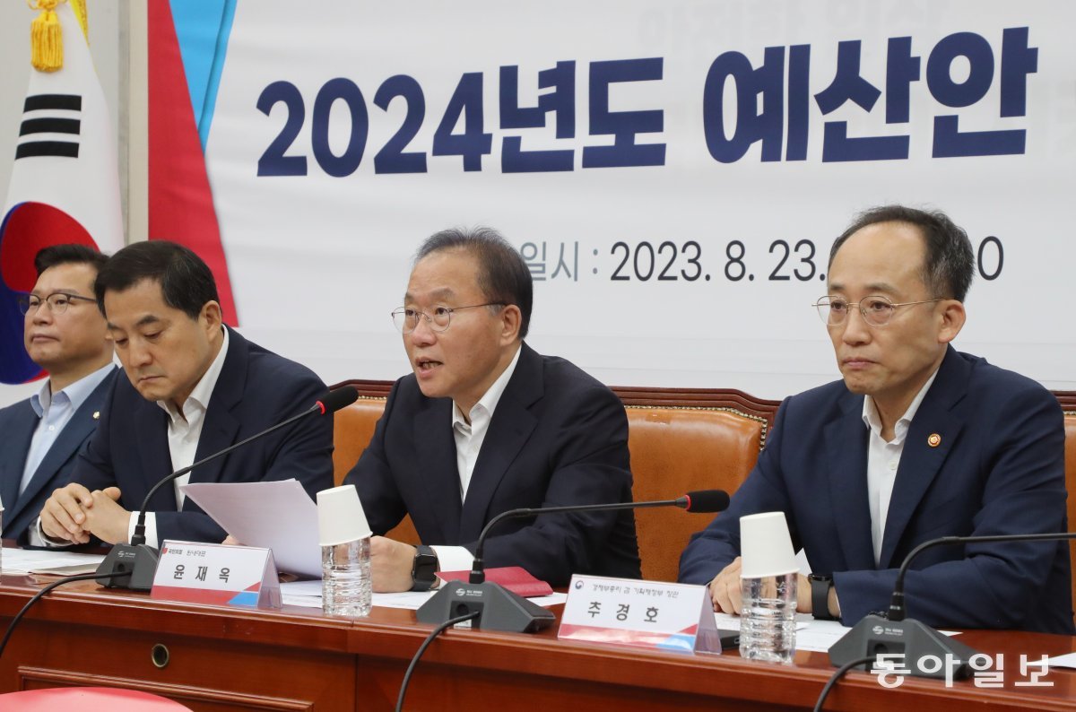 국민의힘 윤재옥 원내대표가 23일 국회에서 열린 2024년도 예산안 관련 당정협의회에서 모두발언을 하고 있다. 왼쪽부터 국민의힘 
이양수 원내수석부대표, 박대출 정책위의장, 윤 원내대표, 추경호 기획재정부 장관. 이훈구 기자 ufo@donga.com