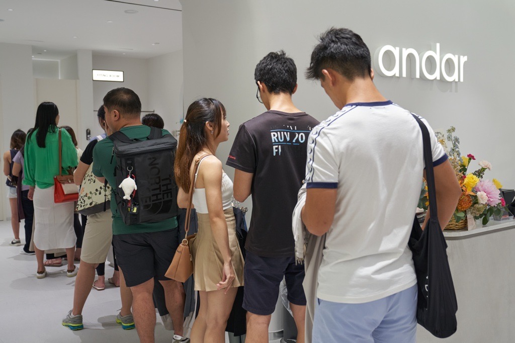 7월 14일(현지 시간) 싱가포르 마리나베이 쇼핑몰 ‘마리나 스퀘어’에 안다르의 글로벌 1호 매장이 오픈했다. 첫날 대기 인파가 몰려든 모습. 안다르 제공