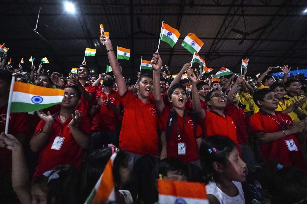 23일(현지 시간) 달의 남극에 인도의 달 착륙선 찬드라얀 3호가 세계 최초로 성공적으로 착륙한 뒤 인도 구와하티의 학생들이 국기를 흔들며 환호하고 있다. 구와하티=AP 뉴시스