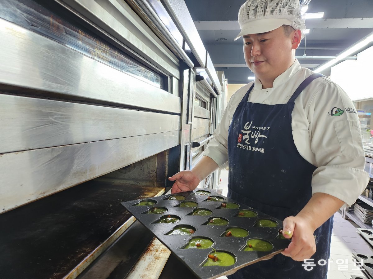 22일 경남 함안군 산인면 아라가야협동조합 제빵실에서 제빵사 이동명 씨가 아라불빵 반죽을 오븐에 넣고 있다. 아라불빵은 경남 함안 특산물로 만든 마들렌이다. 함안=도영진 기자 0jin2@donga.com