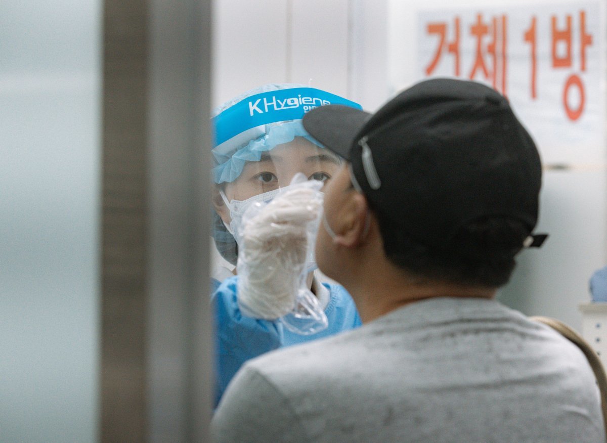 사진은 23일 오후 서울 마포구 보건소에 마련된 선별진료소에서 한 시민이 검체 검사를 받고 있다. 2023.8.23/뉴스1