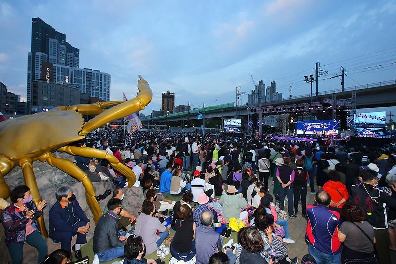 지난해 열린 소래포구축제를 찾은 관광객들이 공연을 즐기고 있다. 남동구청 제공