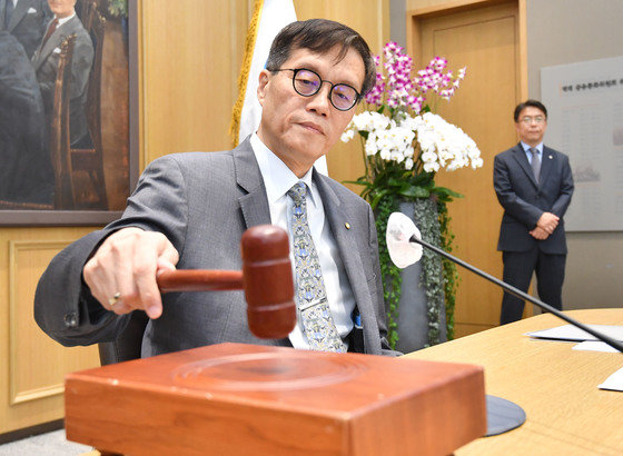 이창용 한국은행 총재가 24일 오전 서울 중구 한국은행에서 열린 금융통화위원회를 주재하며 의사봉을 두드리고 있다. 뉴스1