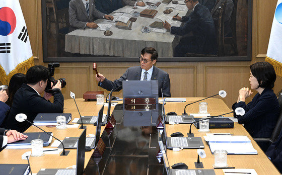 이창용 한국은행 총재가 24일 서울 중구 한국은행에서 열린 금융통화위원회를 주재하고 있다. 뉴스1