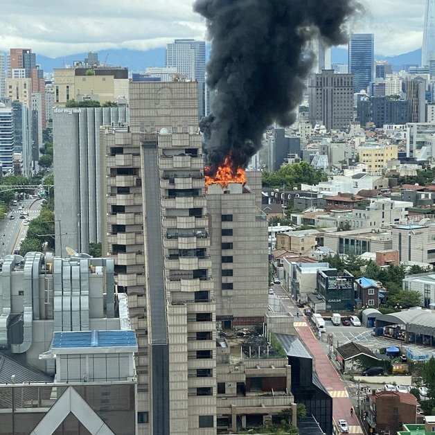 23일 오후 12시47분 르메르디앙 호텔 옥상에서 화재가 발생했다 (독자 제공)