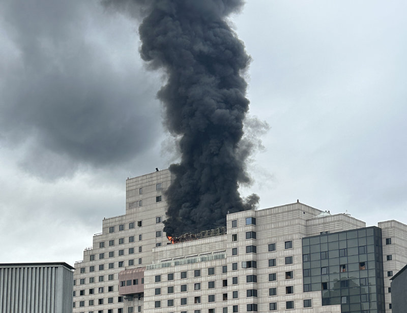 24일 오후 12시46분경 서울 강남구 르메르디앙 호텔 옥상에서 불이 나 소방 당국이 진화에 나섰다. 현재까지 인명피해 없는것으로 확인됐다. 사진 = 독자 장백산 씨 제공