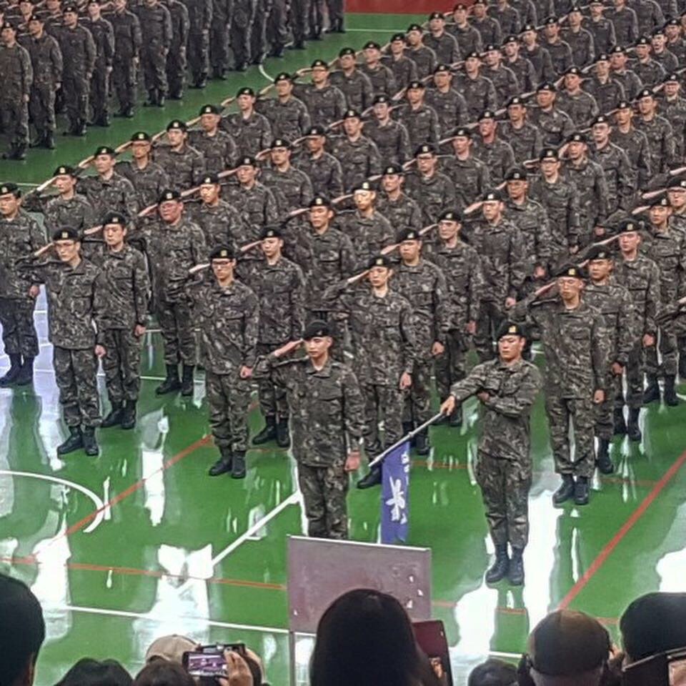 2019년 육군훈련소 시절. 맨 앞에서 경례하고 있는 군인이 김승건 선수다.  성실하게 복무했던 김 선수는 육군군수사령부에서 부사관 지원 권유를 받기도 했다. 사진제공 김승건 선수