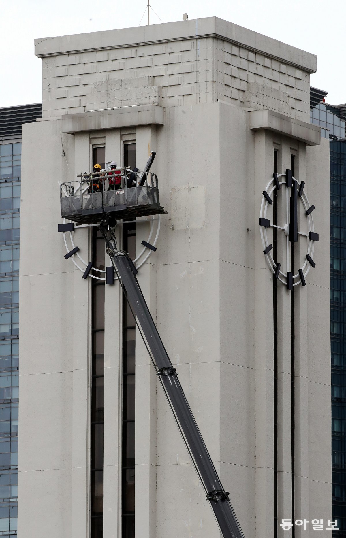 24일 서울시의회 시계탑에 과거 부민관으로 사용했던 시계탑에 시계를 복원해 설치 작업하고 있다. 전영한 기자 scoopjyh@donga.com